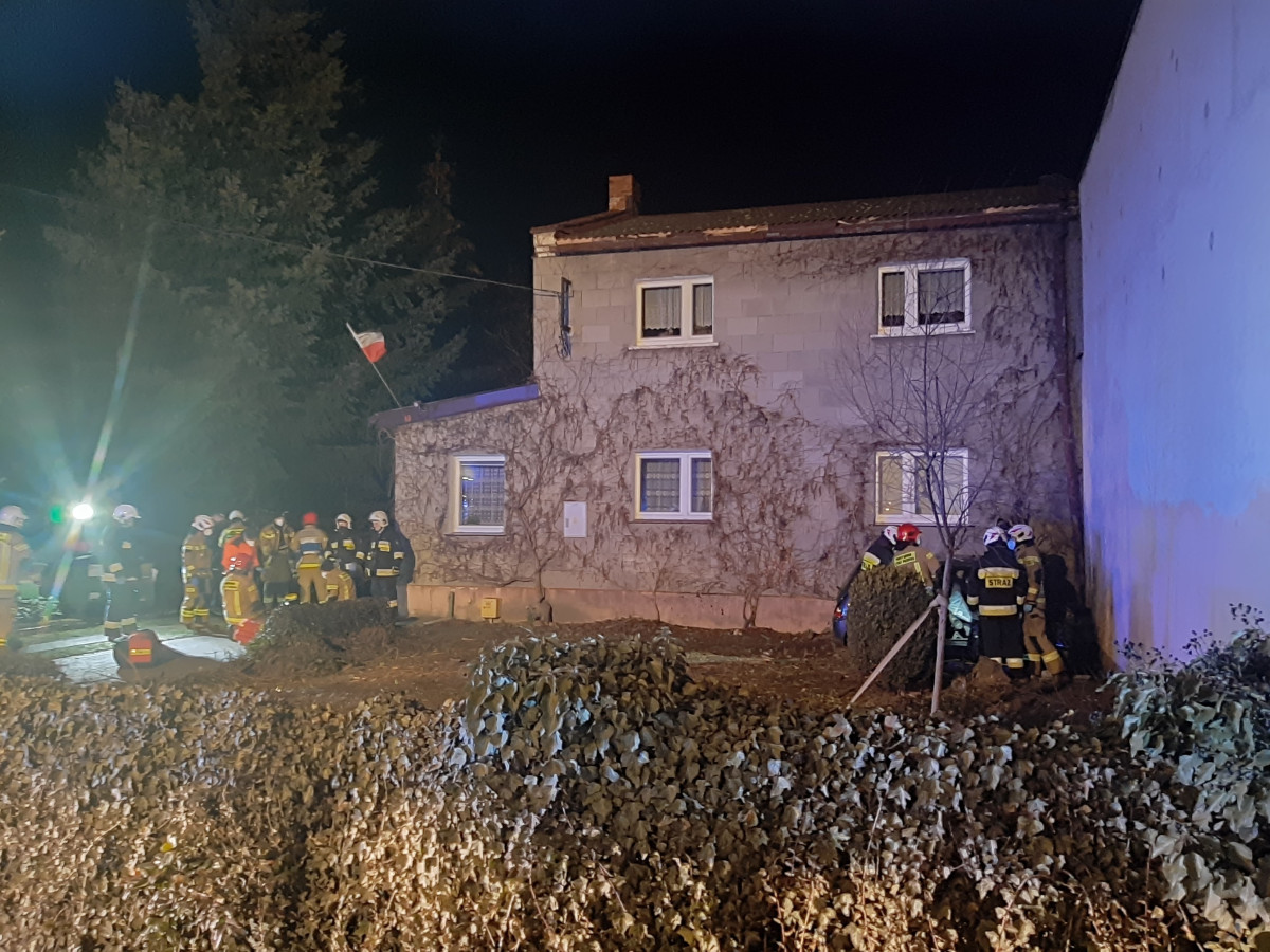Auto uderzyło w dom. Dwie osoby trafiły do szpitala [ZDJĘCIA]