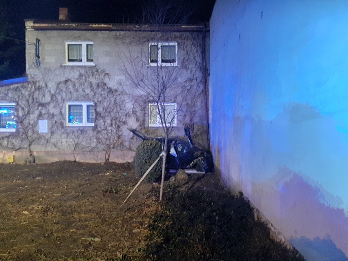 Auto uderzyło w dom. Dwie osoby trafiły do szpitala [ZDJĘCIA]
