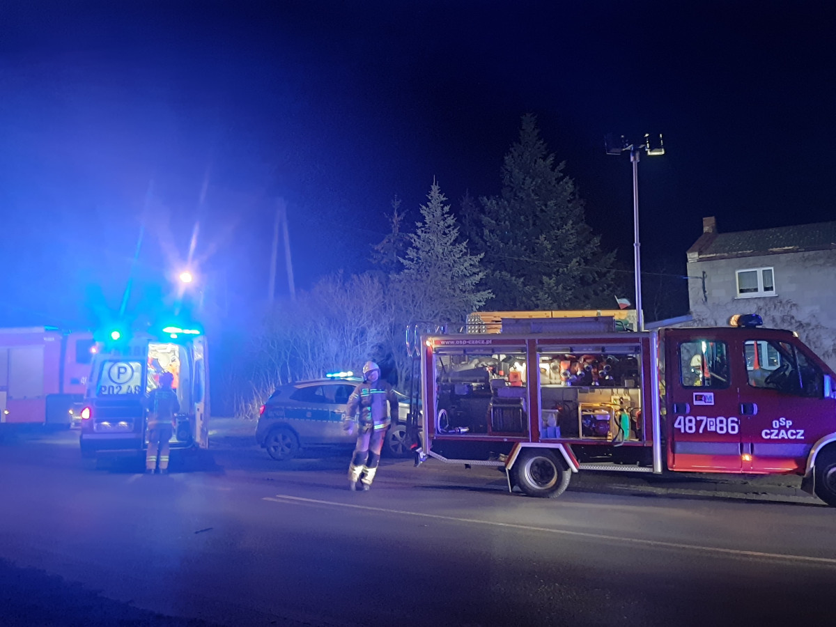 Auto uderzyło w dom. Dwie osoby trafiły do szpitala [ZDJĘCIA]