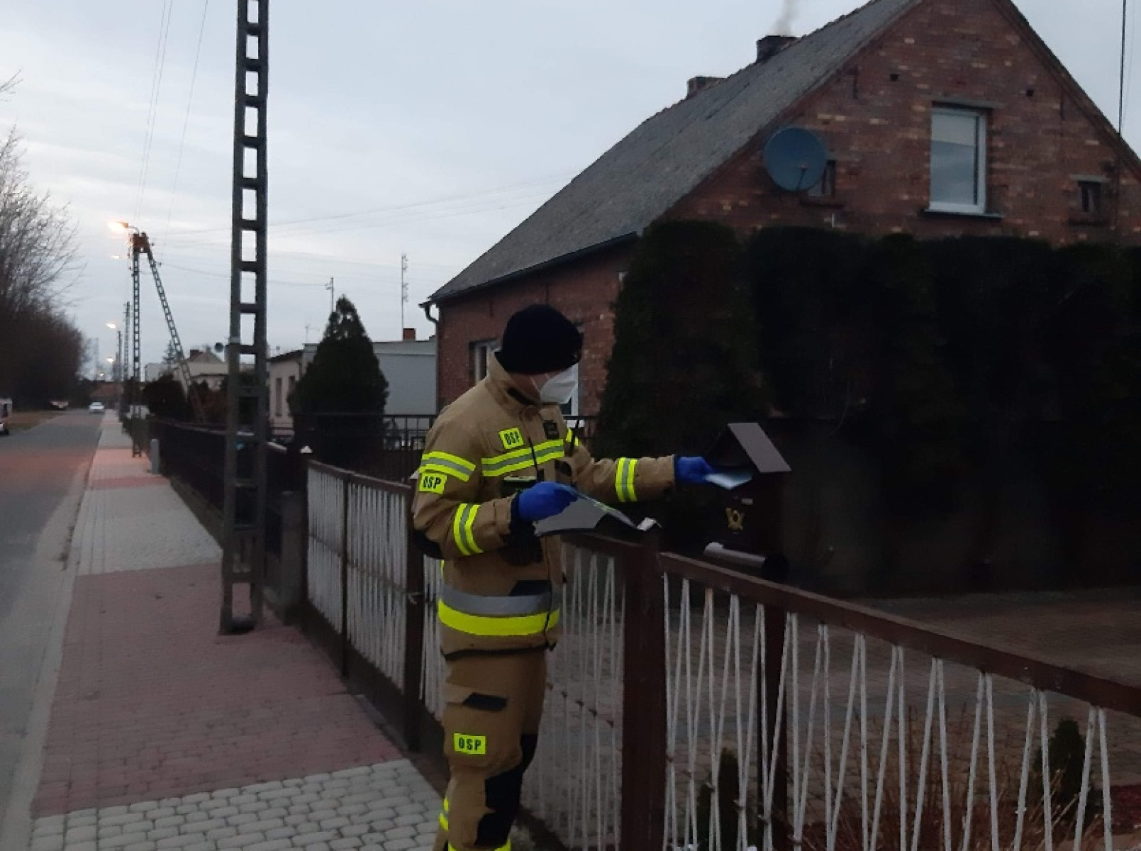 Strażacy kolportują ulotki dotyczące szczepień