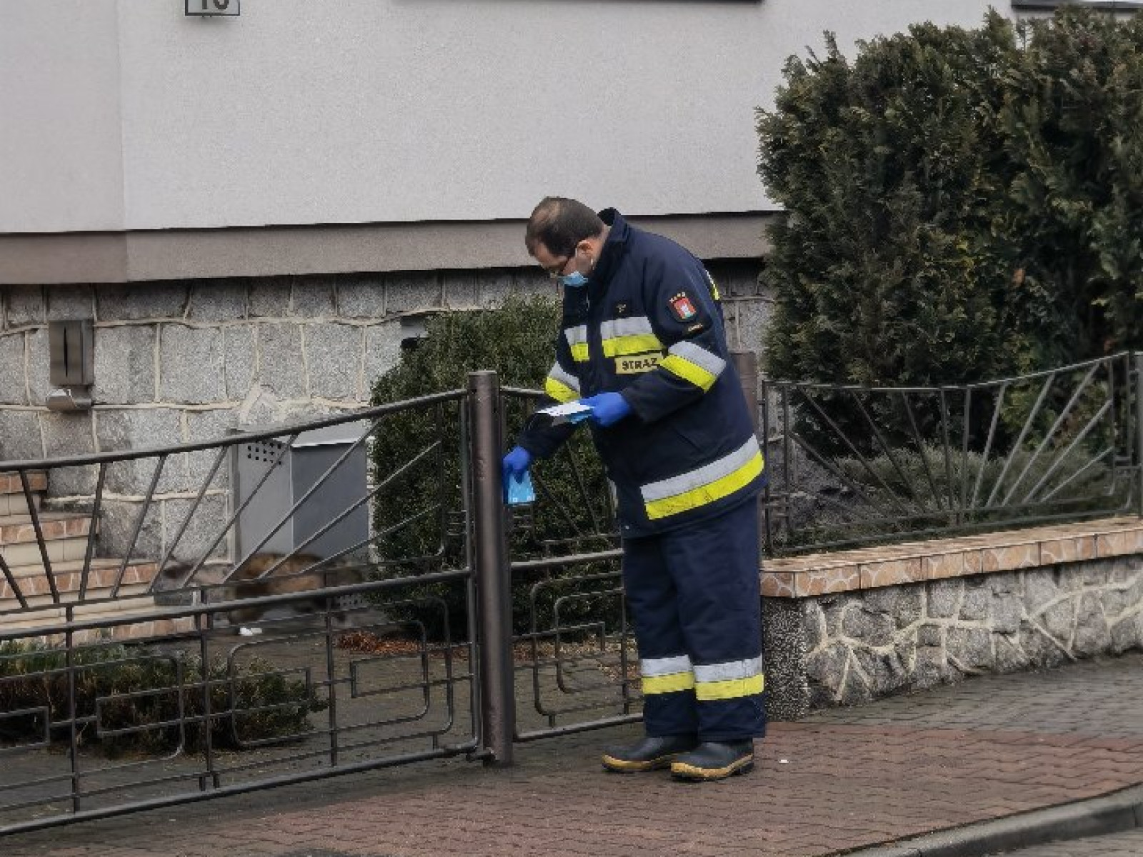 Strażacy kolportują ulotki dotyczące szczepień
