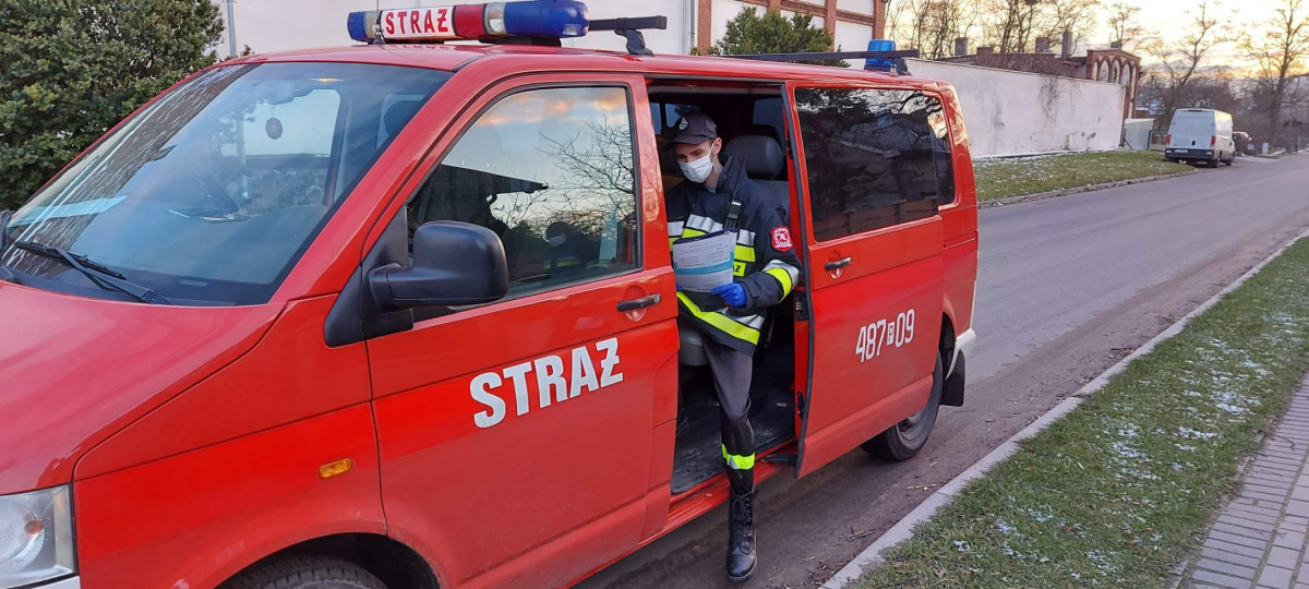 Strażacy kolportują ulotki dotyczące szczepień