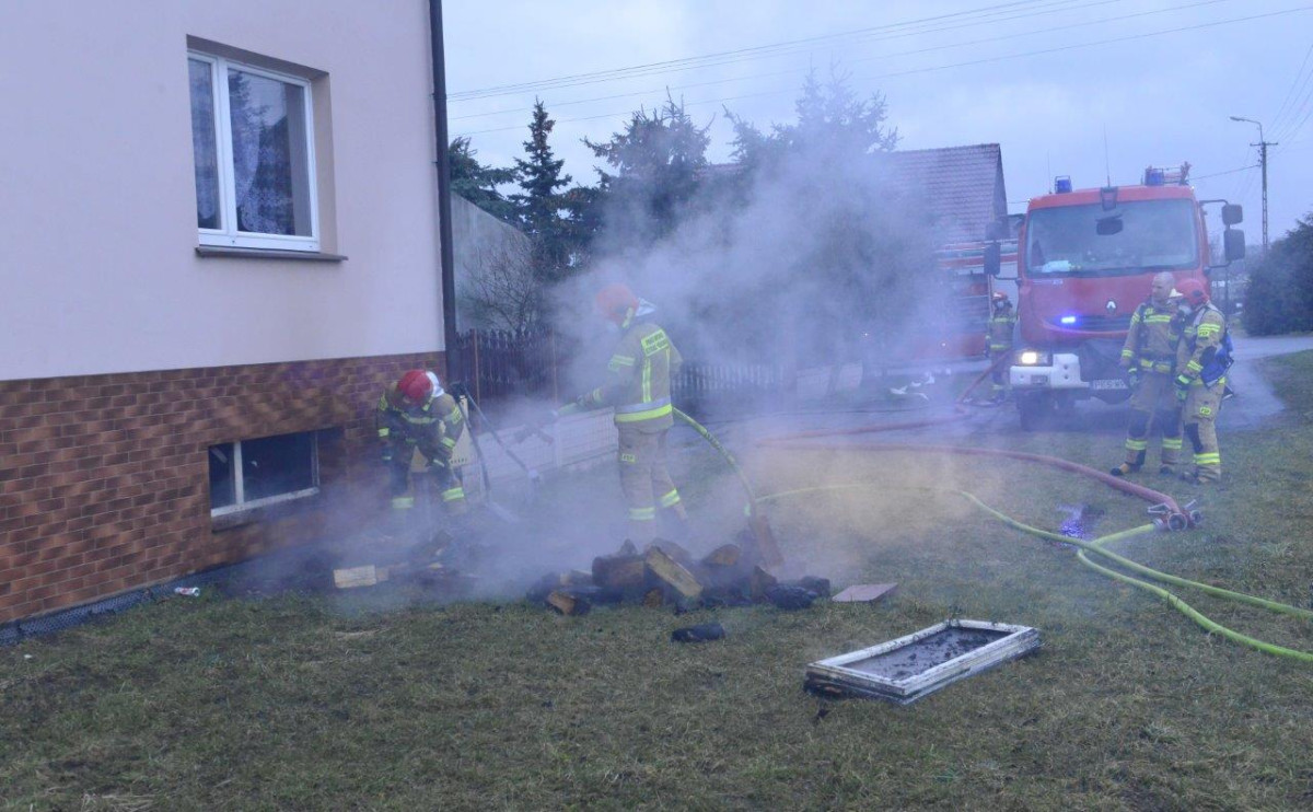 Pożar w domu jednorodzinnym w Kobylnikach [ZDJĘCIA]