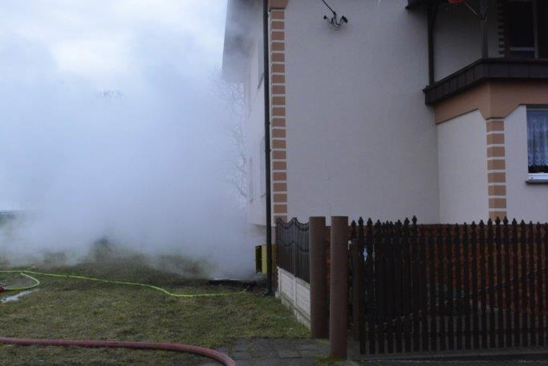 Pożar w domu jednorodzinnym w Kobylnikach [ZDJĘCIA]