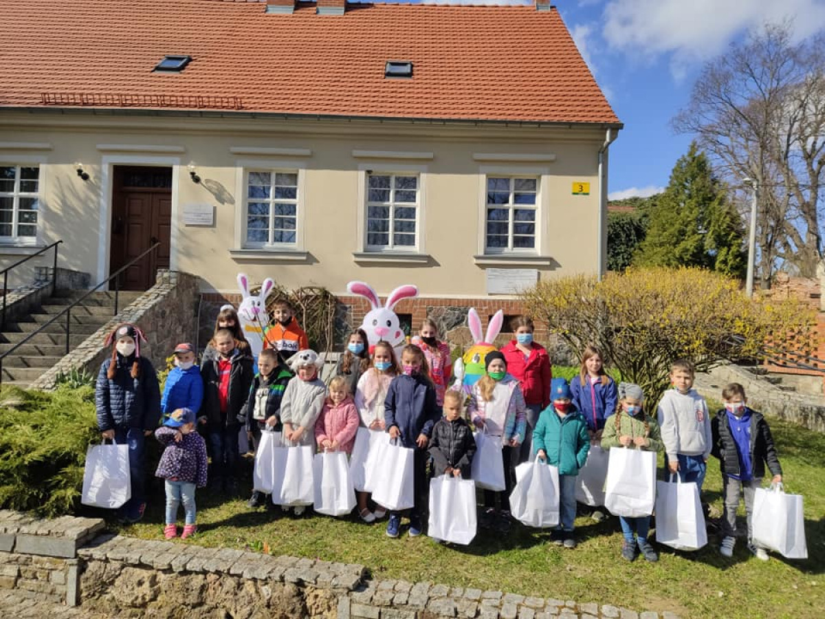 Dzieci poszukiwały Wielkanocnego Zajączka [ZDJĘCIA]