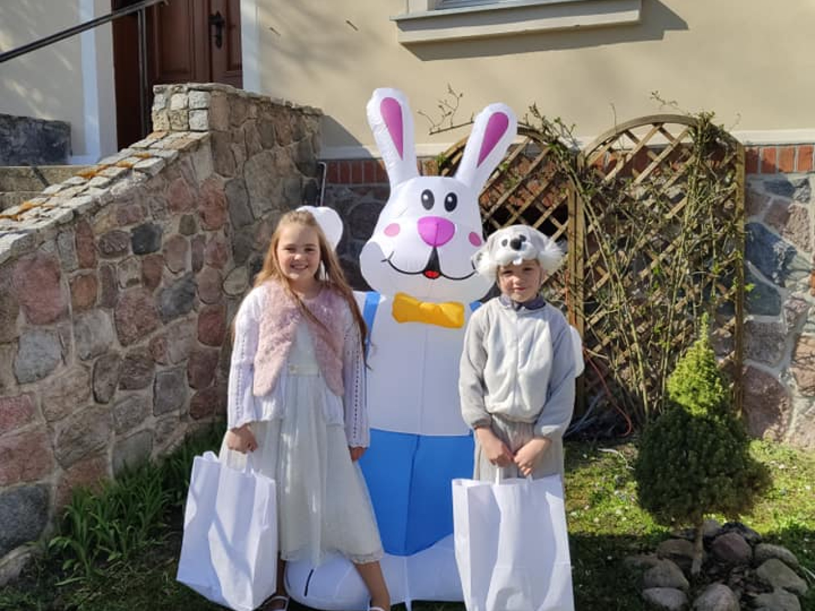 Dzieci poszukiwały Wielkanocnego Zajączka [ZDJĘCIA]