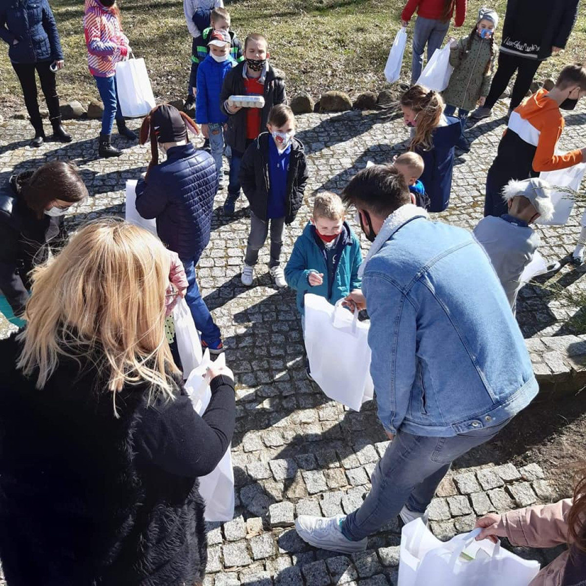 Dzieci poszukiwały Wielkanocnego Zajączka [ZDJĘCIA]