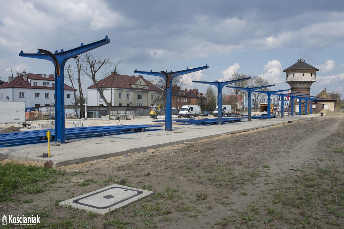 Trwa montaż zadaszenia zabytkowej wiaty [ZDJĘCIA]