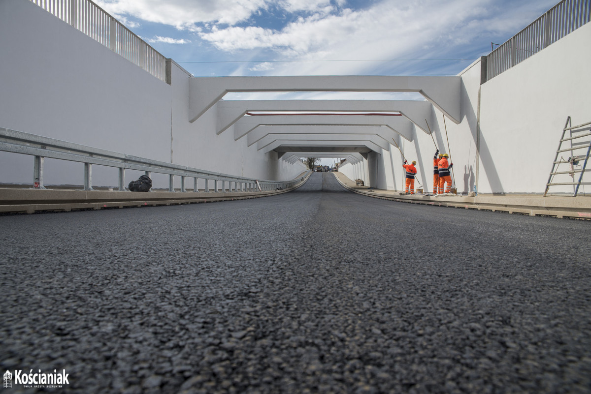 Pod wiaduktem na Gostyńskiej jest już pierwszy asfalt