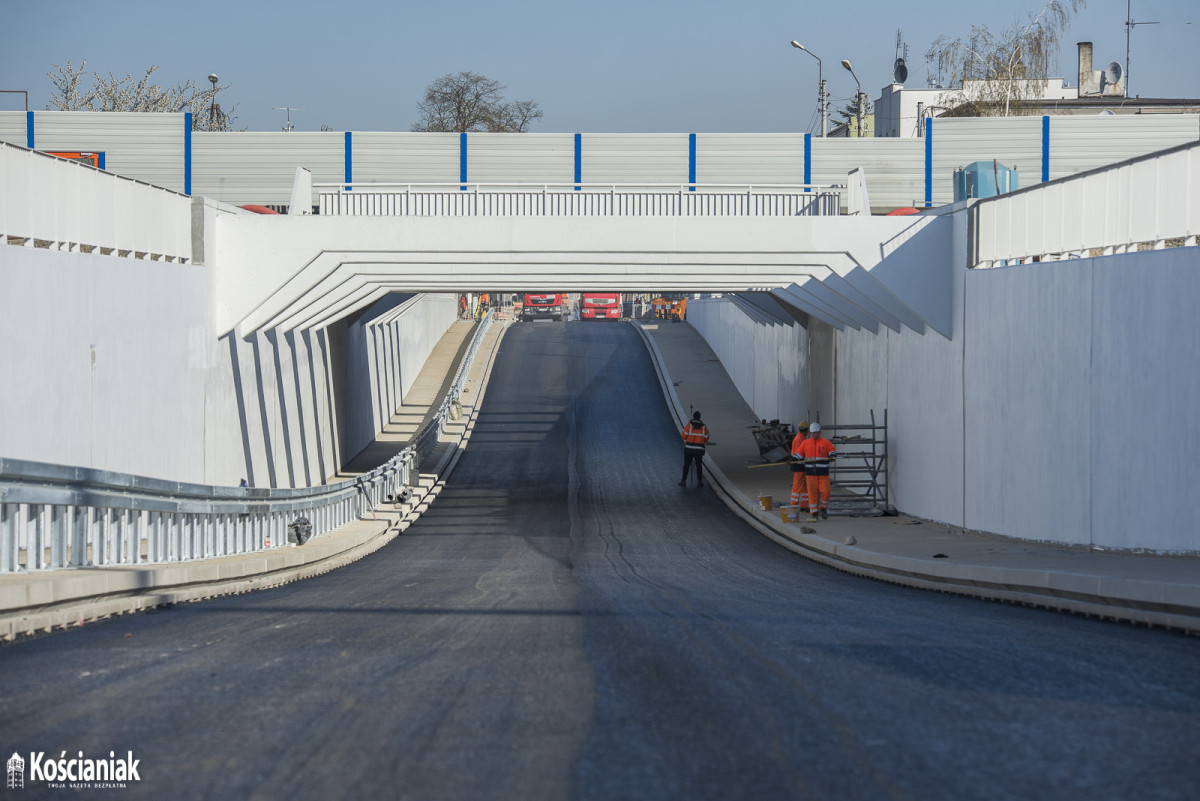 Pod wiaduktem na Gostyńskiej jest już pierwszy asfalt