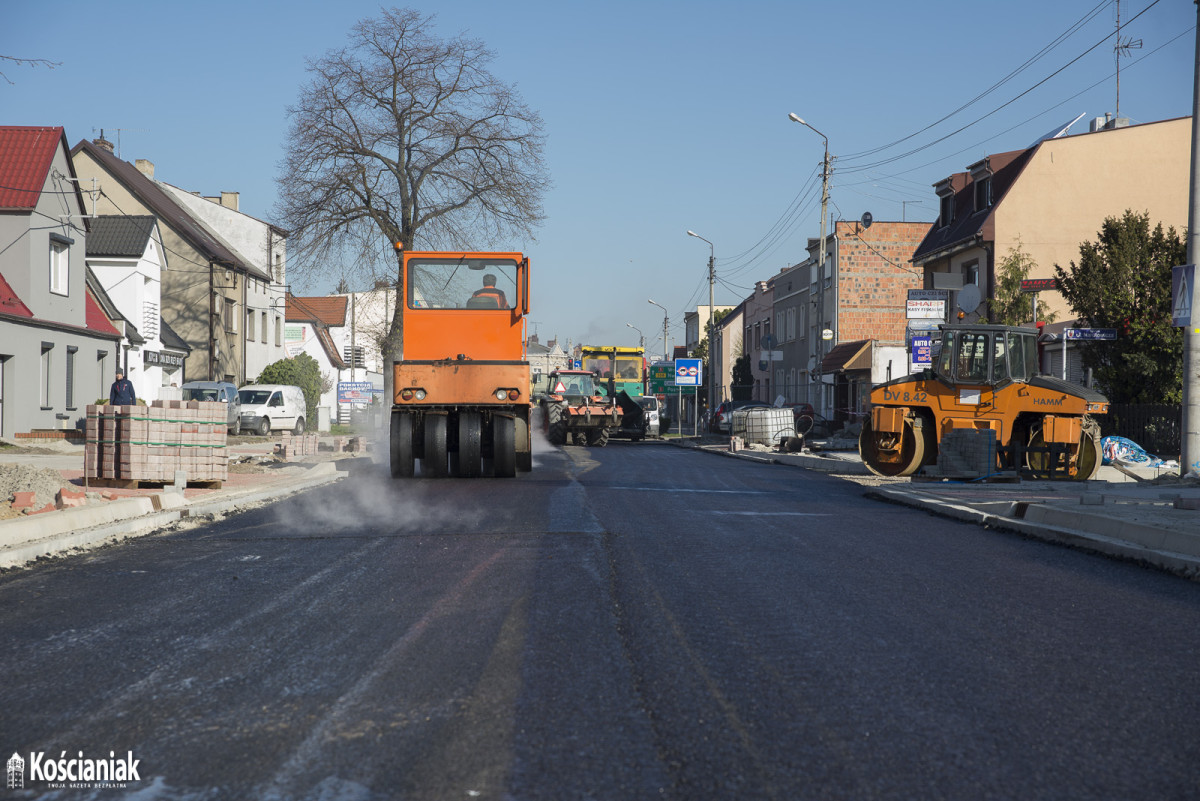 Pod wiaduktem na Gostyńskiej jest już pierwszy asfalt