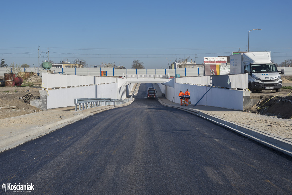 Pod wiaduktem na Gostyńskiej jest już pierwszy asfalt