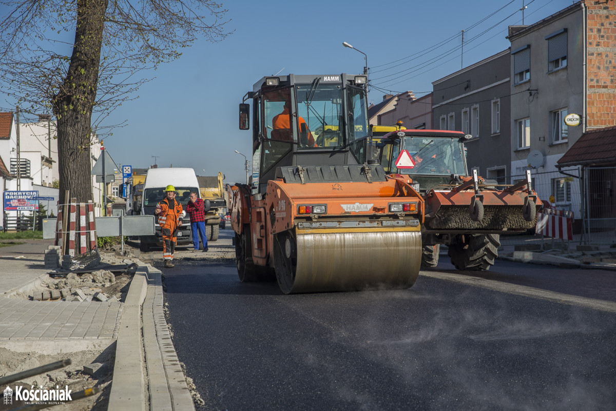 Pod wiaduktem na Gostyńskiej jest już pierwszy asfalt