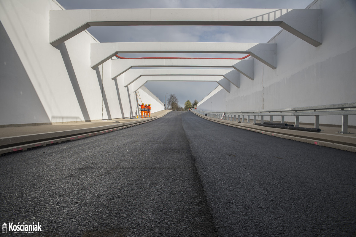 Pod wiaduktem na Gostyńskiej jest już pierwszy asfalt