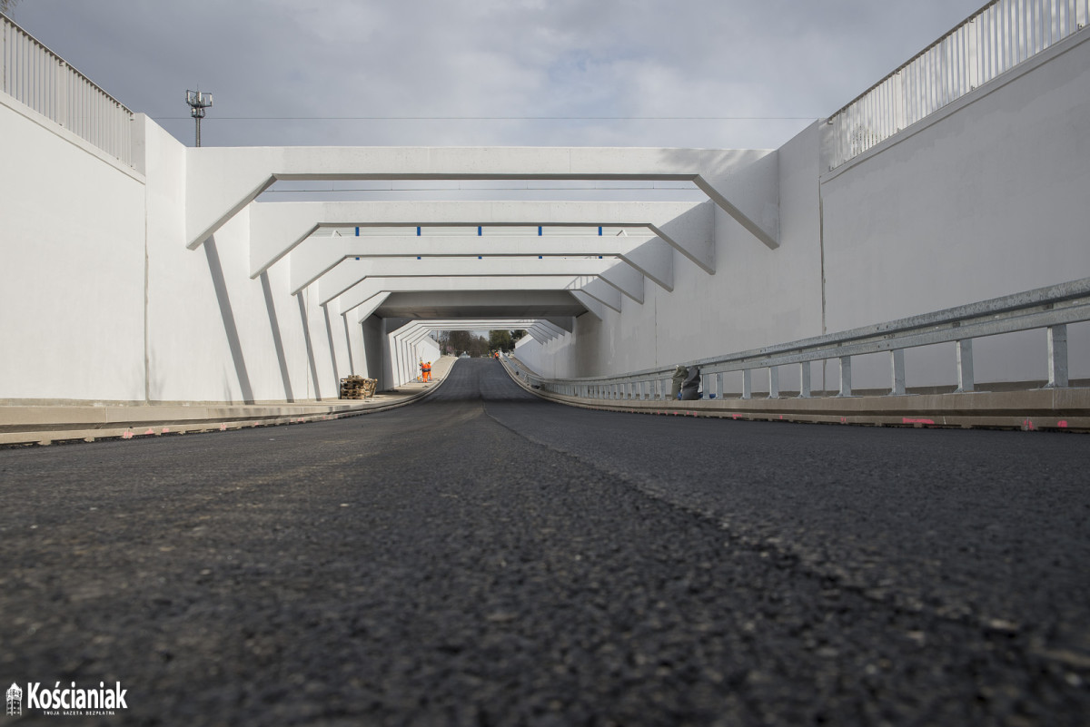 Pod wiaduktem na Gostyńskiej jest już pierwszy asfalt