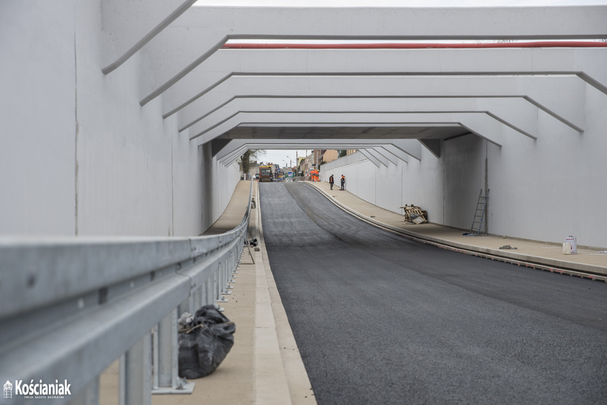 Pod wiaduktem na Gostyńskiej jest już pierwszy asfalt