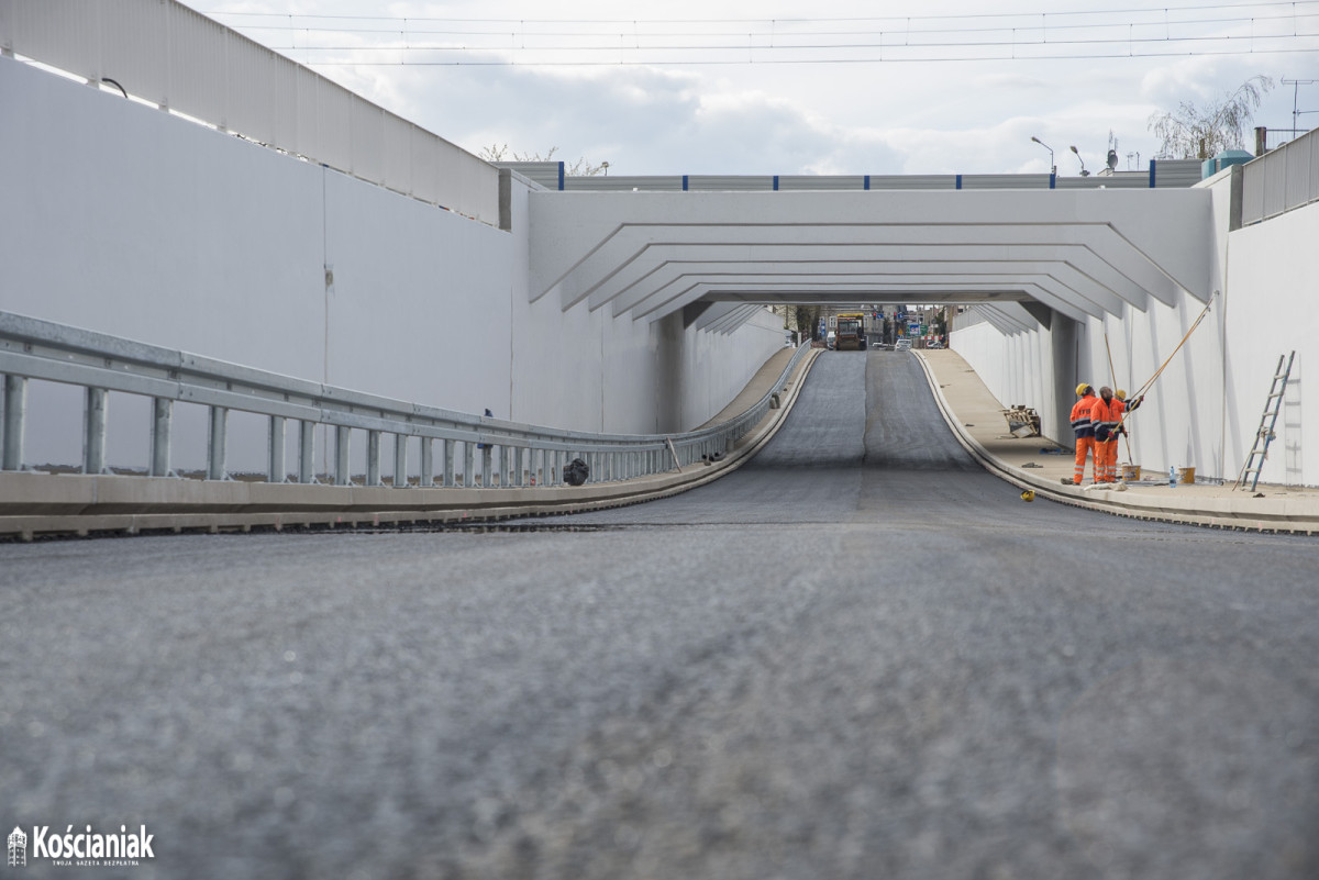 Pod wiaduktem na Gostyńskiej jest już pierwszy asfalt