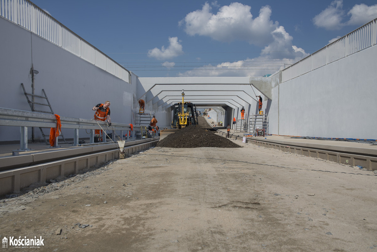 Pod wiaduktem na Gostyńskiej jest już pierwszy asfalt