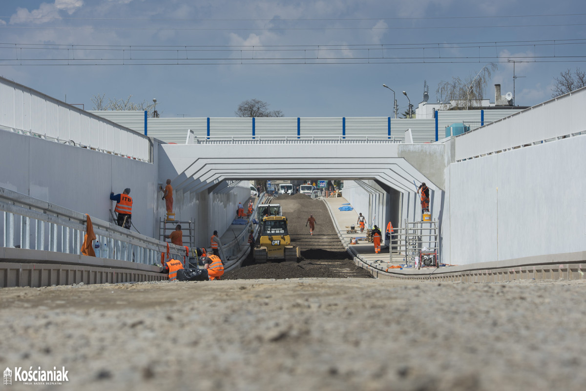 Pod wiaduktem na Gostyńskiej jest już pierwszy asfalt