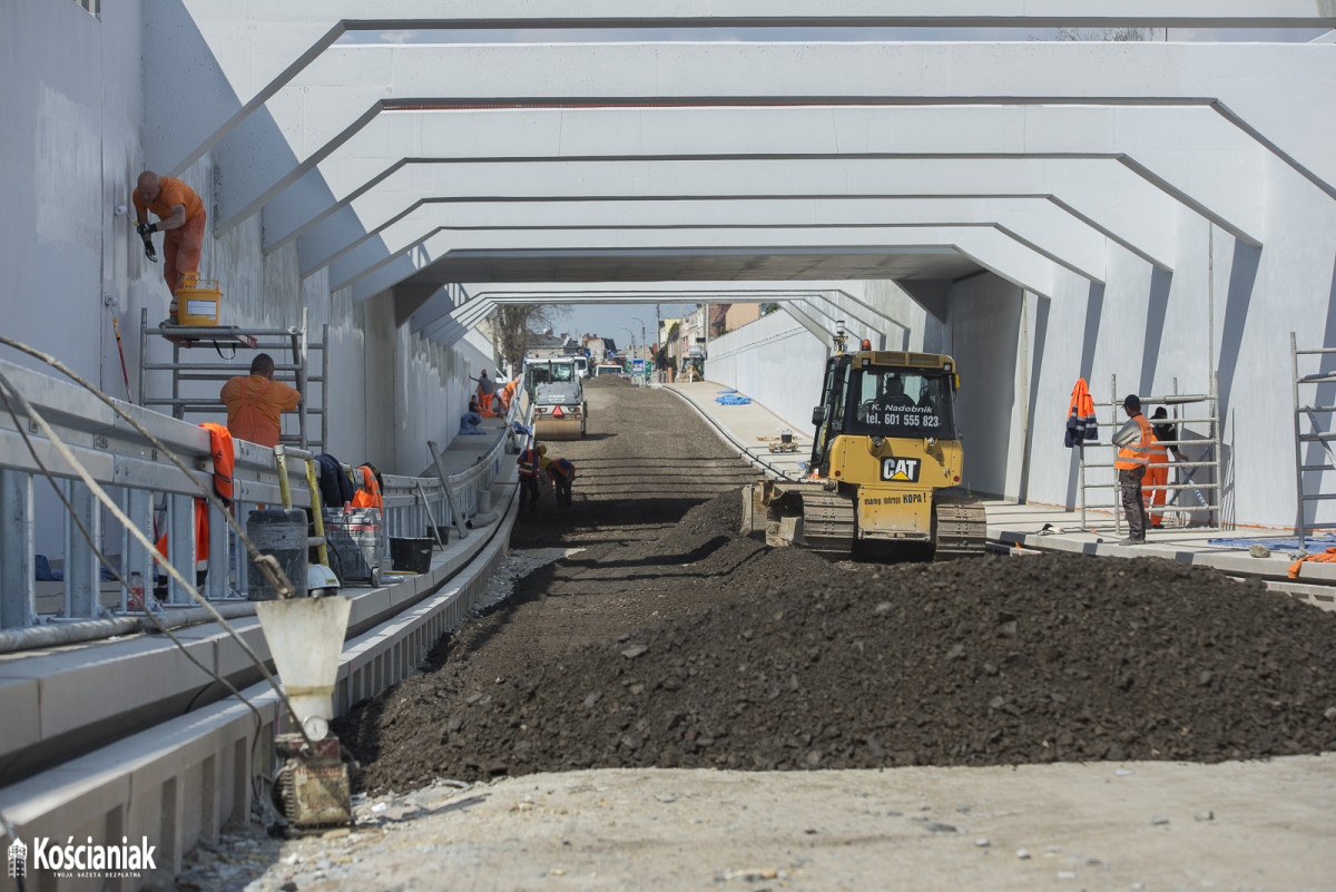 Pod wiaduktem na Gostyńskiej jest już pierwszy asfalt