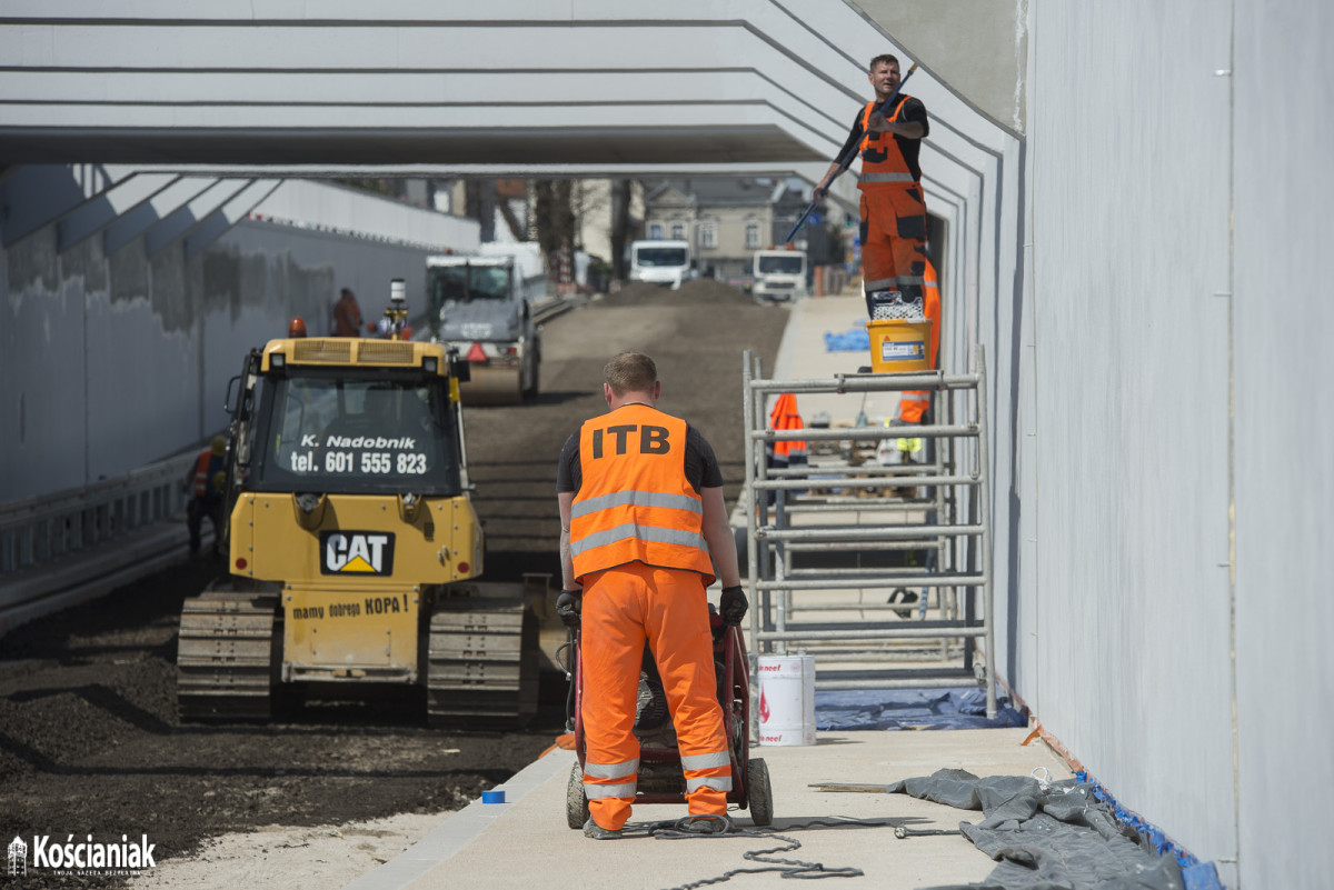 Pod wiaduktem na Gostyńskiej jest już pierwszy asfalt