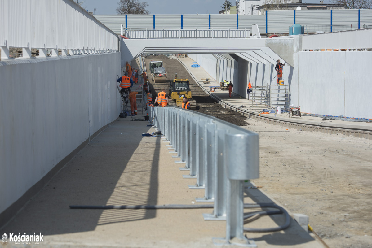 Pod wiaduktem na Gostyńskiej jest już pierwszy asfalt