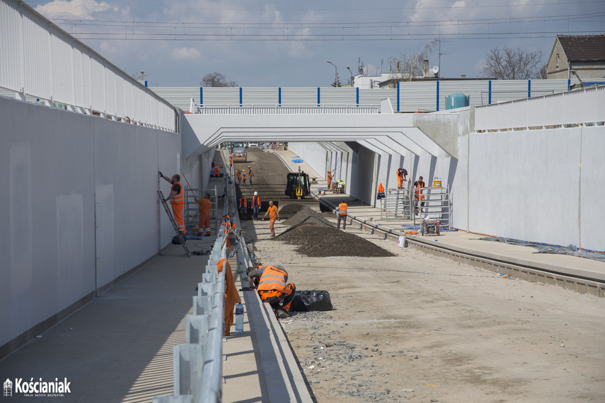 Pod wiaduktem na Gostyńskiej jest już pierwszy asfalt