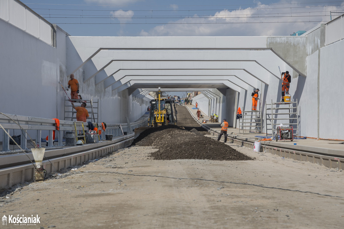 Pod wiaduktem na Gostyńskiej jest już pierwszy asfalt