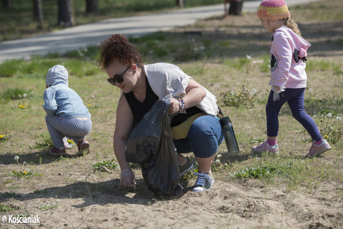Akcja sprzątania letniska w Nowym Dębcu [ZDJĘCIA]