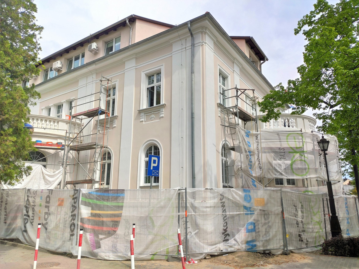 Precyzyjne prace na elewacji urzędu przy Al. Kościuszki [ZDJĘCIA]