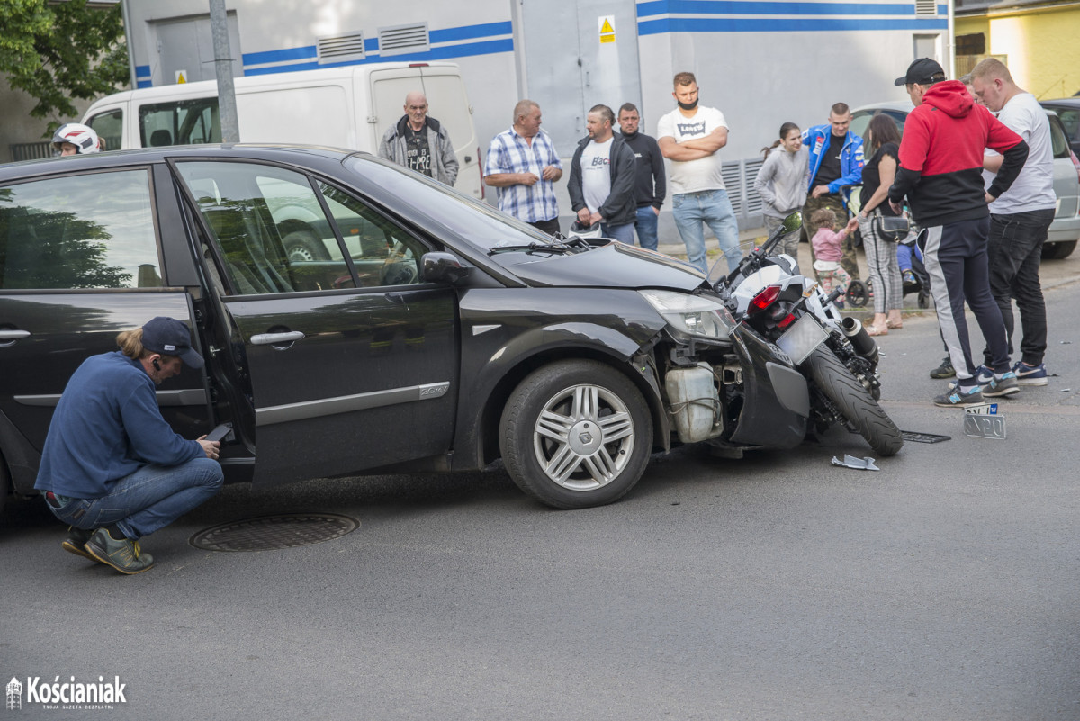 Zderzenie motoru z osobówką na Nacławskiej [ZDJĘCIA]