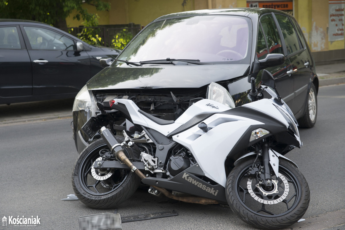 Zderzenie motoru z osobówką na Nacławskiej [ZDJĘCIA]