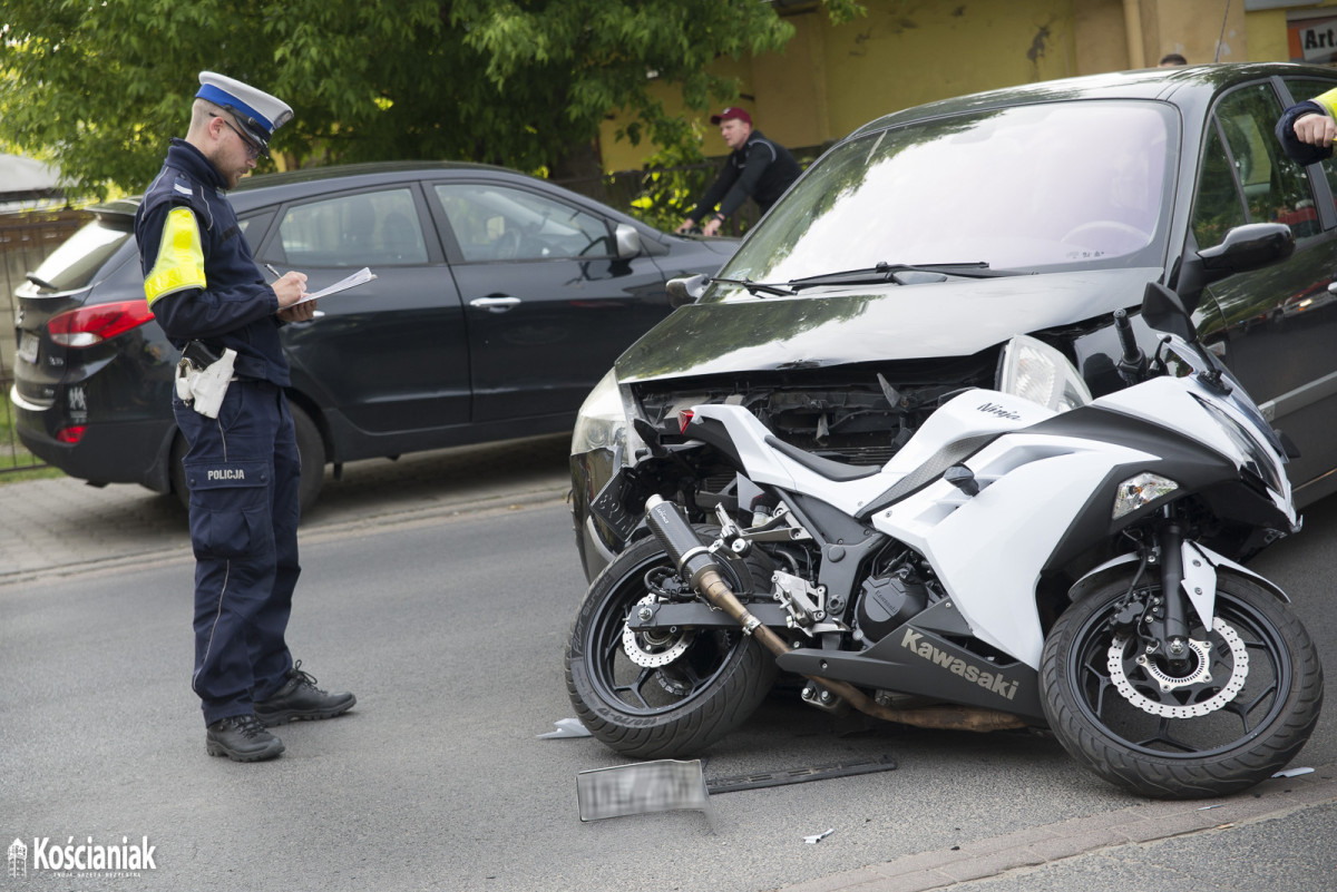 Zderzenie motoru z osobówką na Nacławskiej [ZDJĘCIA]