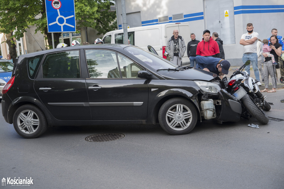 Zderzenie motoru z osobówką na Nacławskiej [ZDJĘCIA]