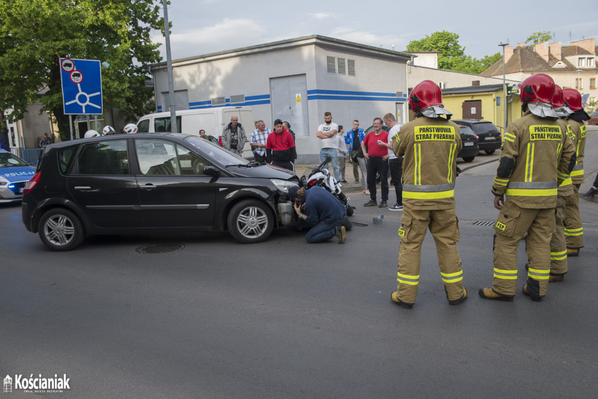 Zderzenie motoru z osobówką na Nacławskiej [ZDJĘCIA]