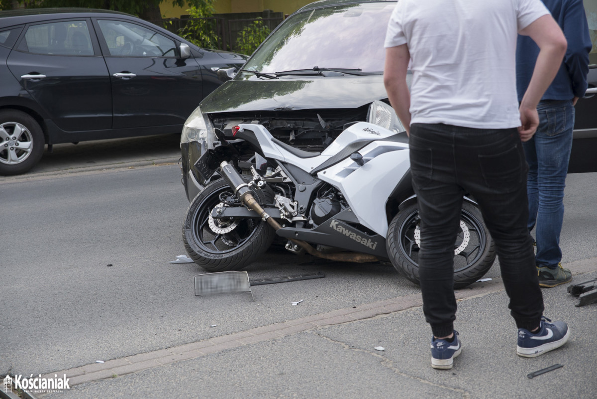 Zderzenie motoru z osobówką na Nacławskiej [ZDJĘCIA]