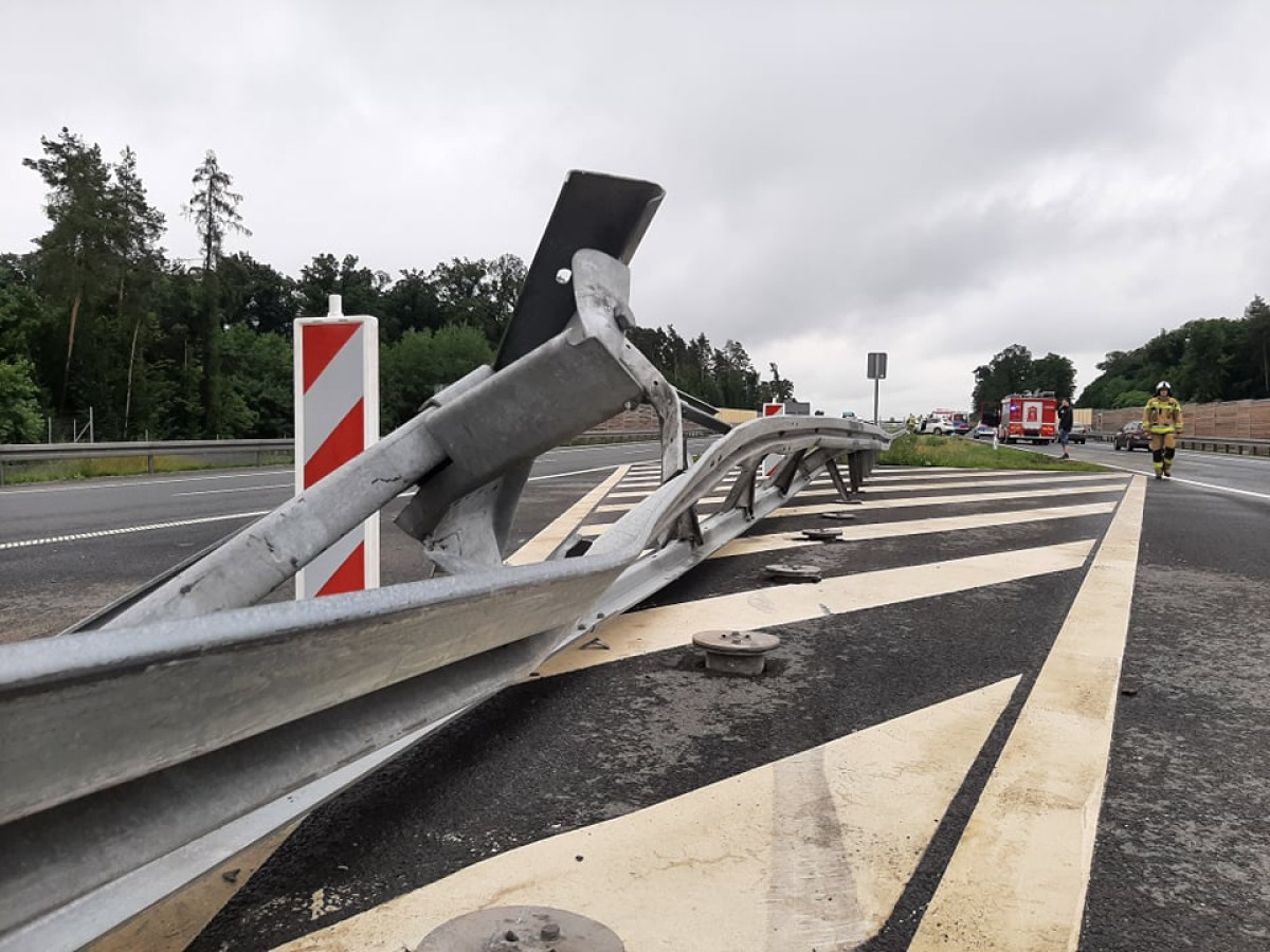Wjechała w barierki na 