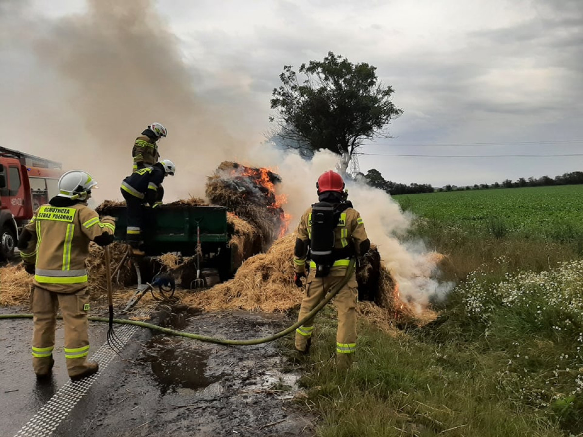 Paliły się baloty na ciągniku na 