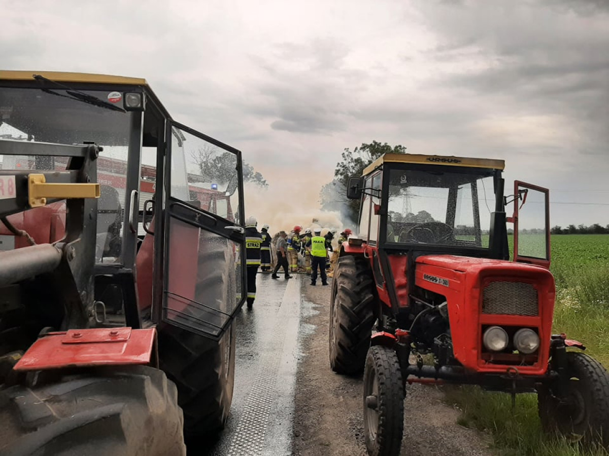 Paliły się baloty na ciągniku na 