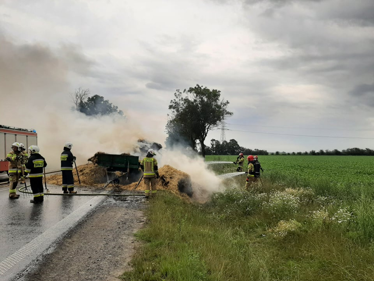 Paliły się baloty na ciągniku na 