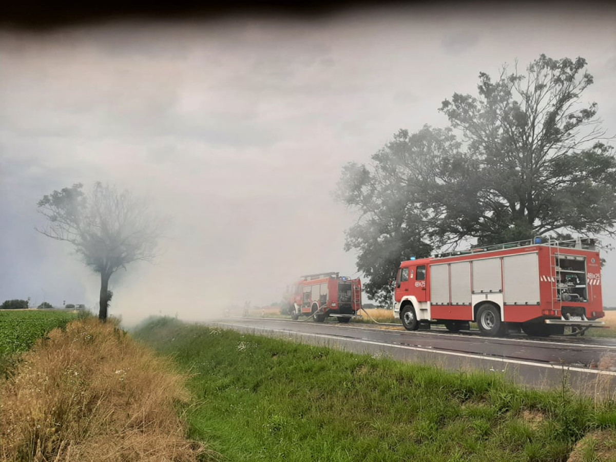 Paliły się baloty na ciągniku na 