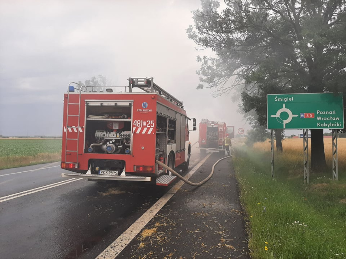 Paliły się baloty na ciągniku na 