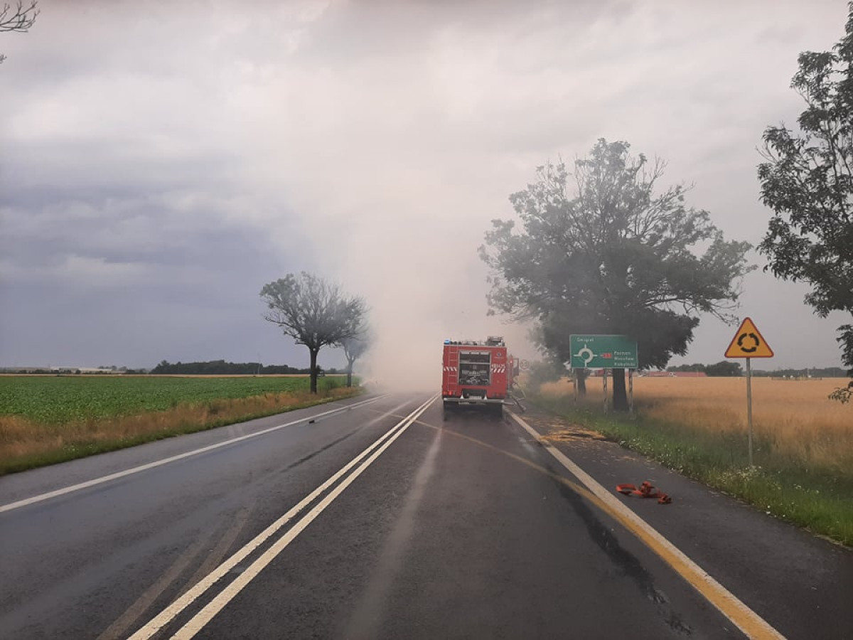 Paliły się baloty na ciągniku na 