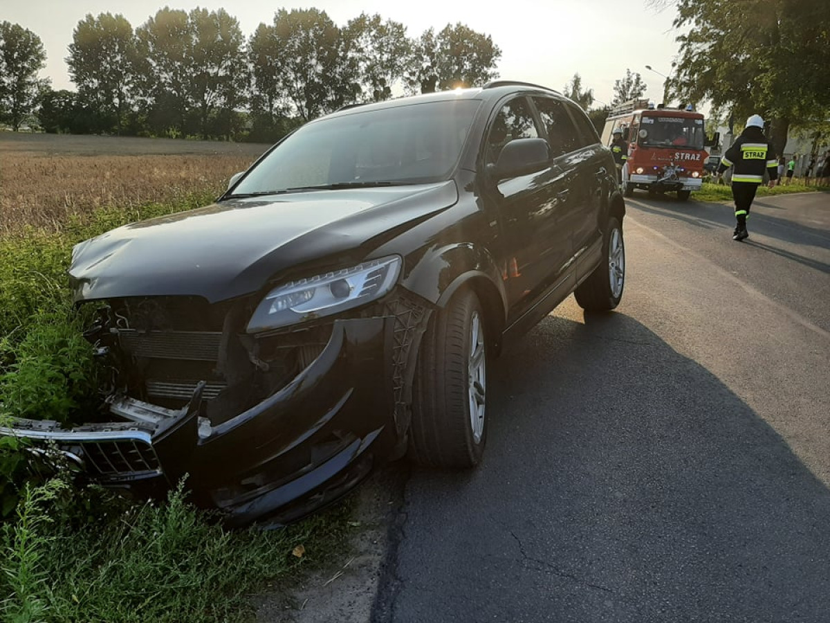 Zderzenie dwóch pojazdów, samochód wylądował w rowie [ZDJĘCIA]