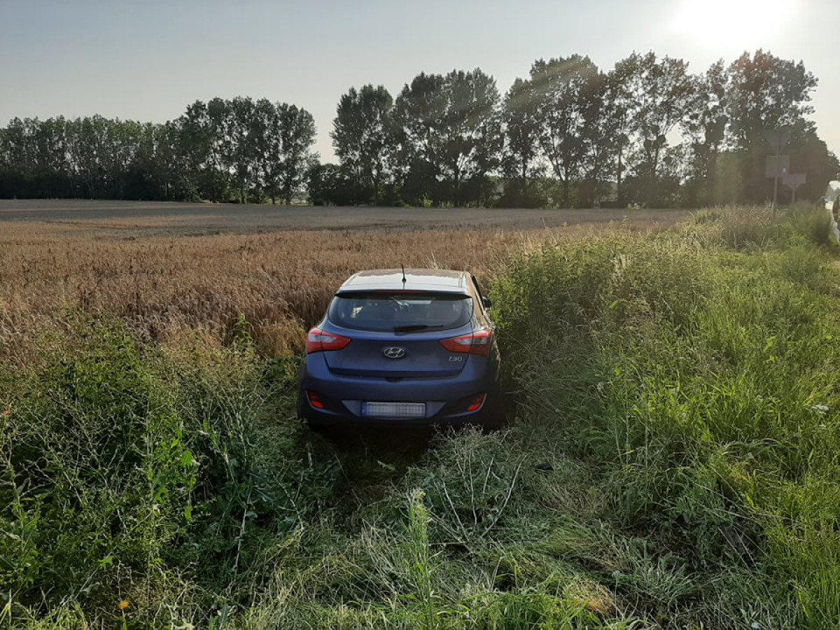 Zderzenie dwóch pojazdów, samochód wylądował w rowie [ZDJĘCIA]