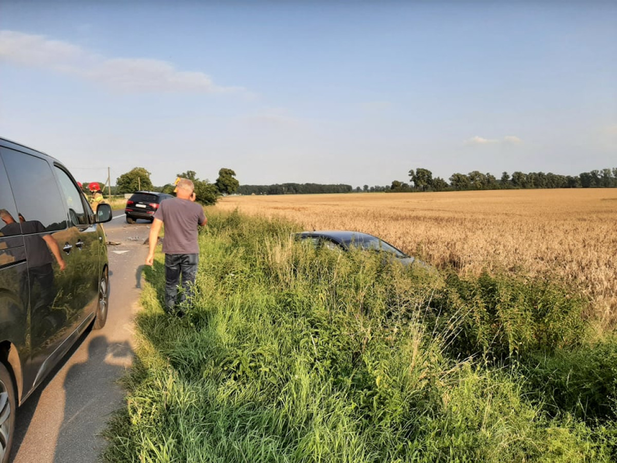 Zderzenie dwóch pojazdów, samochód wylądował w rowie [ZDJĘCIA]