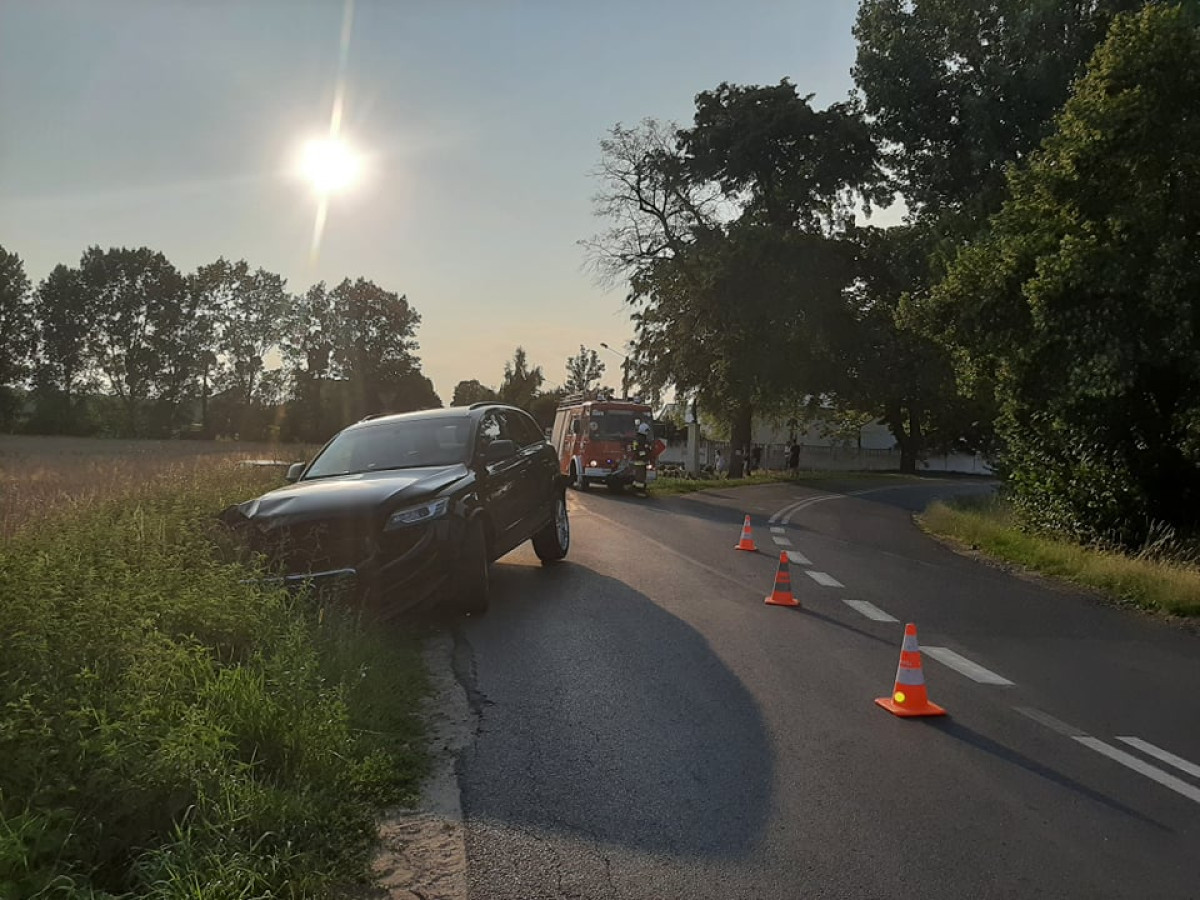 Zderzenie dwóch pojazdów, samochód wylądował w rowie [ZDJĘCIA]