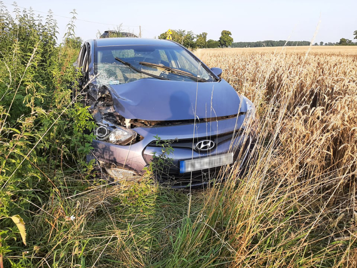Zderzenie dwóch pojazdów, samochód wylądował w rowie [ZDJĘCIA]
