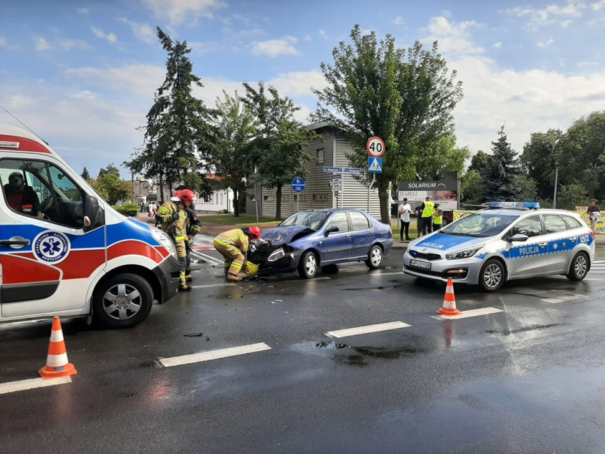 Zderzenie na skrzyżowaniu Śmigielskiej z Wyzwolenia [ZDJĘCIA]