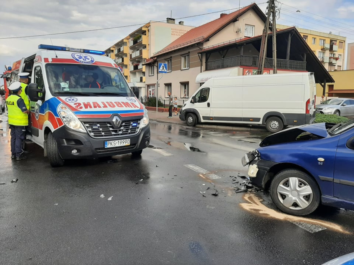 Zderzenie na skrzyżowaniu Śmigielskiej z Wyzwolenia [ZDJĘCIA]